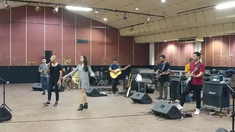 Dipadati Para Penggemar