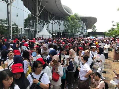 Kompak Pakai Topi Merah Rayakan Ultah Chanyeol