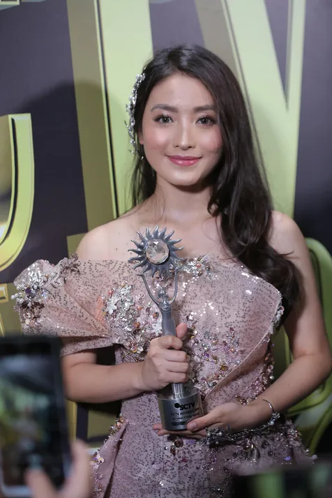 Natasha Wilona Sabet 2 Penghargaan