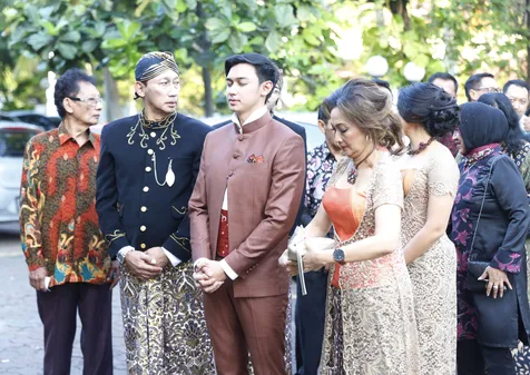Caesar Hito Lamar Felycia Angelista Sepatu Gucci Bathrobe Sampai Airpod Pro Masuk Deretan Seserahan Kapanlagi Com