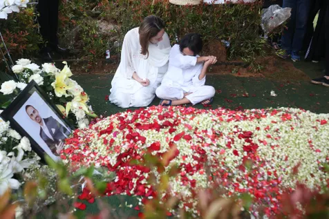 Tak Mau Pergi Dari Makam Sang Ayah