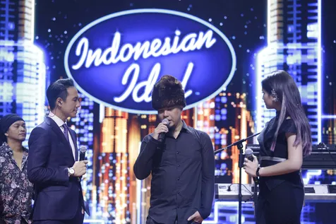 Ahmad Dhani Dipeluk Erat oleh Rossa