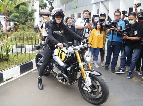 Tak Ditemani Fitri Salhuteru