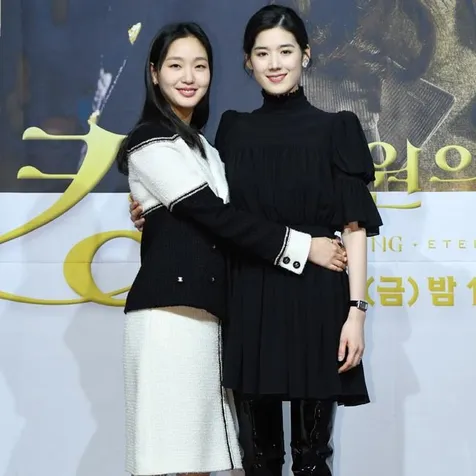 Kim Go Eun dan Jung Eun Chae