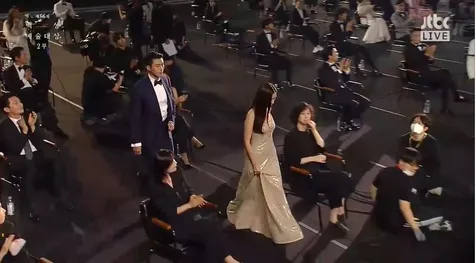8 Foto Detik Detik Hyun Bin Dan Son Ye Jin Menang Popularity Artist Di Baeksang Awards 2020 Kapanlagi Com
