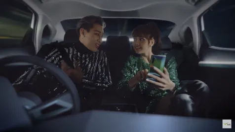 Mereka juga tampak mengendarai mobil bersama dengan Bambam sebagai sopirnya. Keren banget kayak pasangan kencan!