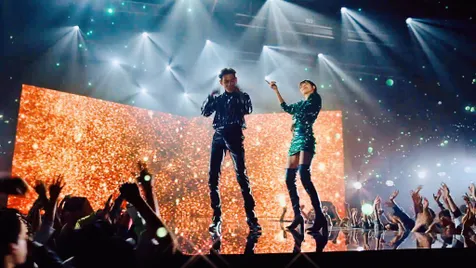 Ada satu adegan di mana, Bambam dan Lisa tampak berada di atas panggung, di antara banyak penggemar. Jadi pengen melihat mereka duet bareng dong!