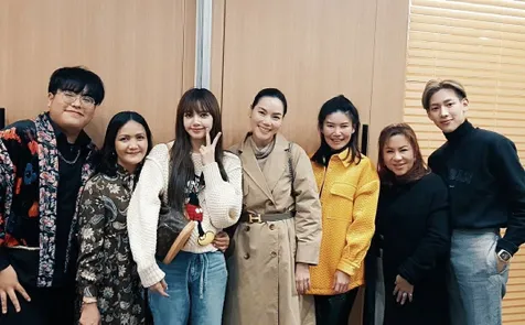 Bambam dan Lisa foto bareng ibu masing-masing serta rekan mereka untuk iklan ini.