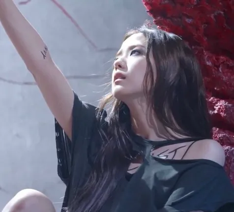 'Tato' Jisoo yang presentasikan 7 dosa terbesar seperti 'Lust' dan 'Envy'.