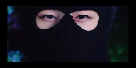 Rose satu-satunya member yang tampil mengenakan topeng hitam di MV 'How You Like That'.