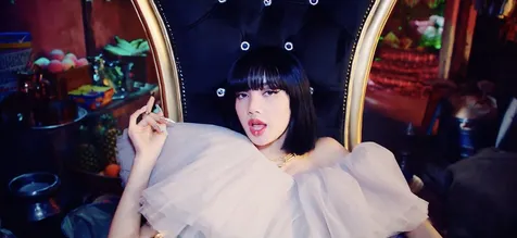 Banyak fans yang merasa kalau Lisa mirip dengan Cleopatra dengan rambut pendeknya. Bahkan pencarian 'Lisa Cleopatra Manoban' ramai di Twitter.