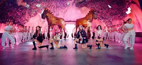 Dalam MV ada dua 'Trojan Horse' yang kental dengan sejarah 'Trojan War'.