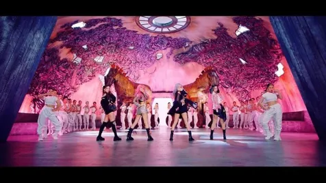 Selain 'Trojan Horse' di salah satu set MV 'How You Like That' terdapat peta dunia di langit-langit.