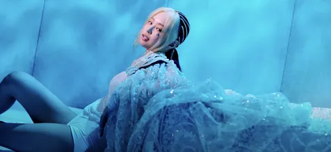 Perpaduan rambut blonde dan hitam dihiasi dengan manik-manik berkilauan bikin Jennie makin kece!
