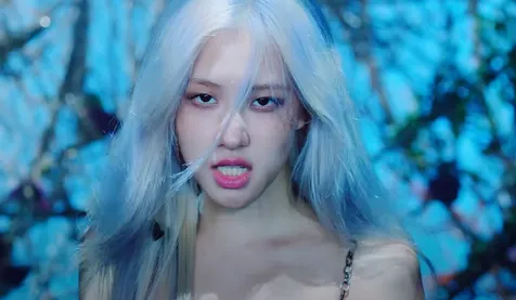 Setelah lama tampil dengan rambut blonde, kini Rose hadir dengan rambut silver icy yang mempesona.