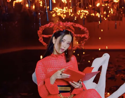 Penuh nuansa merah, Jisoo tampil bak rambut dengan rambut terurai dan dua poni panjangnya.