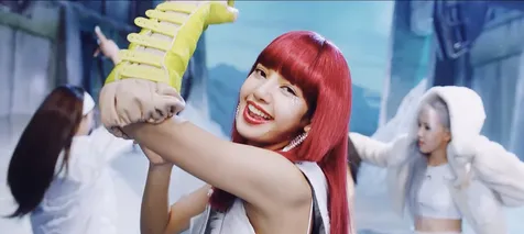 Lisa tampak dua kali mengenakan wig di MV 'How You Like That', pertama ada rambut bergaya Hime warna merah.
