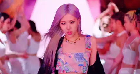 Tak hanya silver icy, Rose juga tampak makin cantik dengan rambut pastel ungu.