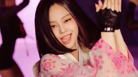 Setelah penantian panjang, akhirnya Jennie tampil dengan rambut bob. So pretty!