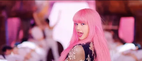 Terakhir Lisa hadir dengan wig panjang warna pink cerah yang begitu fun!
