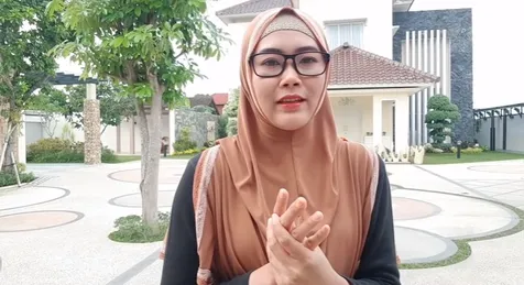 8 Potret Luasnya Halaman Rumah Bu Dendy, Bak Lapangan 