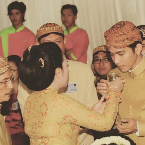 FOTO: 7 Bulanan Sederhana Menantu Jokowi, Gibran Akhirnya 