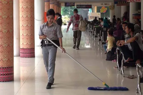 Foto Ini Dia Cleaning Service Cantik Di Stasiun Kereta Api Medan M Kapanlagi Com