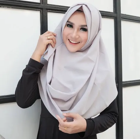 FOTO: Poppy, Bu Guru Cantik Yang Bikin Kamu Semangat ...