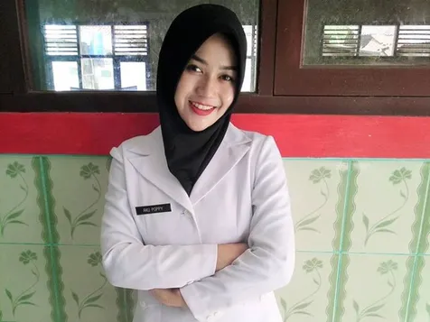 FOTO: Poppy, Bu Guru Cantik Yang Bikin Kamu Semangat