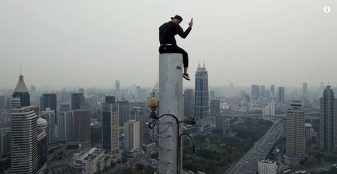 FOTO: Sudah Gila, Pria Ini Panjat Menara Tinggi Tanpa 