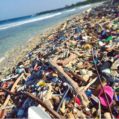 Prihatin Sampah di Bali  Wanita Ini Buat Karya Dari Sandal 