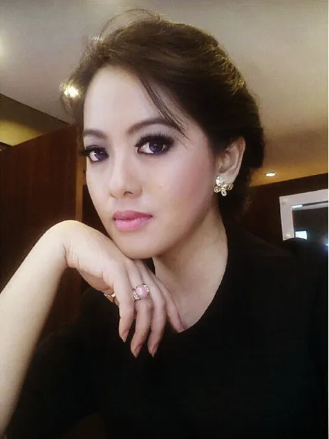 Putri Violla, Presenter Bola Indonesia Secantik Syahrini 