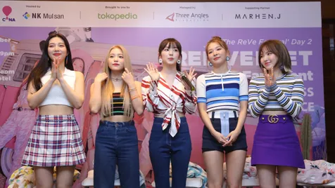 100 Penggemar Beruntung Ikut Fan Sign
