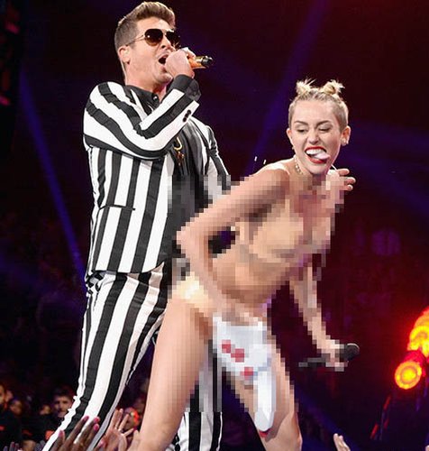 Penampilan Robin Thicke dan Miley Cyrus di MTV VMA 2013. ©tmz.com