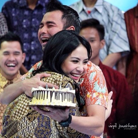 Pelukan sayang Raffi untuk wanita tercintanya foto: Instagram Raffi Ahmad