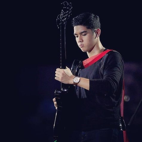 Al dan gitar kesayangan ©facebook.com/AL7Official