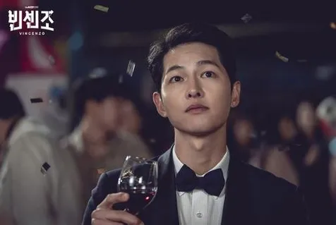 10 Foto Song Joong Ki Berjas Rapi di Drama VINCENZO Bonus Pakai Hanbok Putih, Ganteng Maksimal!