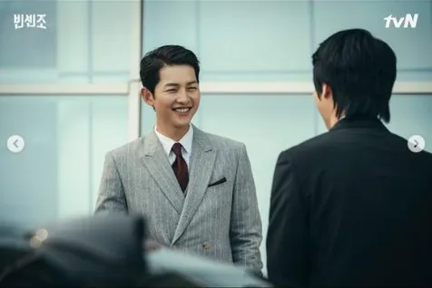 10 Foto Song Joong Ki Berjas Rapi di Drama VINCENZO Bonus Pakai Hanbok Putih, Ganteng Maksimal!
