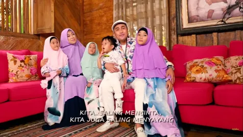 Sangat Kompak di Video Klip “Dengerin Deh”