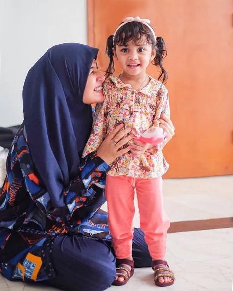Jarang Tersorot, Ini 9 Potret Anak Ketiga Shireen Sungkar dan Teuku Wisnu yang Paling Kalem Diantara 2 Kakaknya