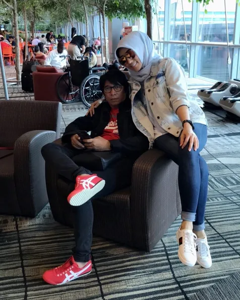 Terpaut 18 Tahun dengan Istri, Ini 8 Potret Kebersamaan Parto dan Dina Risty yang Tampak Awet Muda