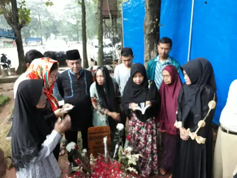 Ibu Julia Perez tak kuasa menahan tangis saat ziarah ke makam sang putri di hari ketiga © KapanLagi.com/Mathias Purwanto