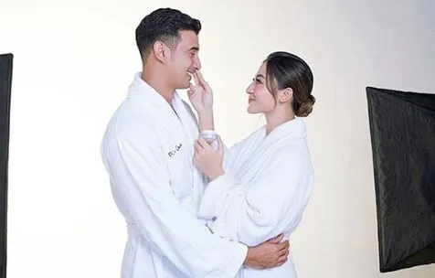 Potret Romantis dan Saling Tatap