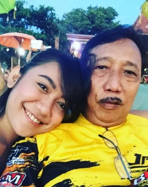 Tak Ikuti Jejak Sang Ayah, Ini 6 Potret Anak Komedian yang Jarang Tersorot - Berparas Cantik