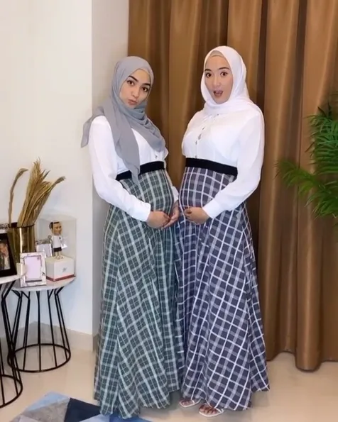 Cantik Kenakan Hijab dan Baju Senada