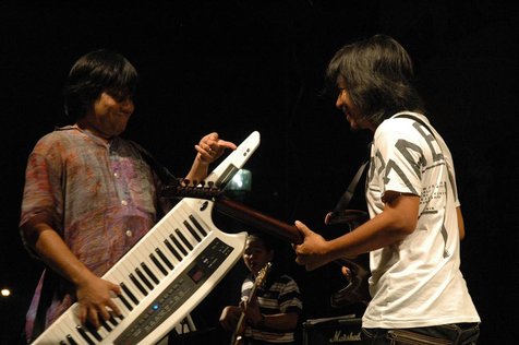 Dwiki Dharamawan feat Budjana, keren! ©ngayogjazz.com