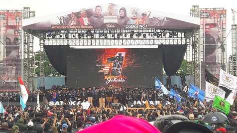 SBY membawakan lagu Ahmad Dhani untuk mendukung Agus ©KapanLagi.com®/Fikri Alfi Rosyadi