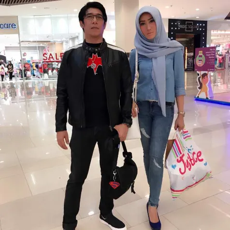 Terpaut 18 Tahun dengan Istri, Ini 8 Potret Kebersamaan Parto dan Dina Risty yang Tampak Awet Muda