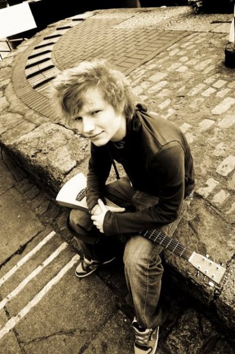 Ed Sheeran punya gandengan baru @facebook.com.EdSheeranMusic