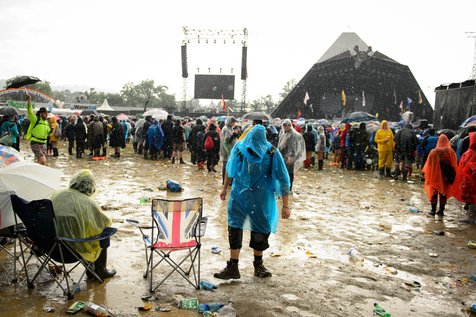 Kondisi lapangan Glastonbury yang akhirnya memakan korban. @AFP